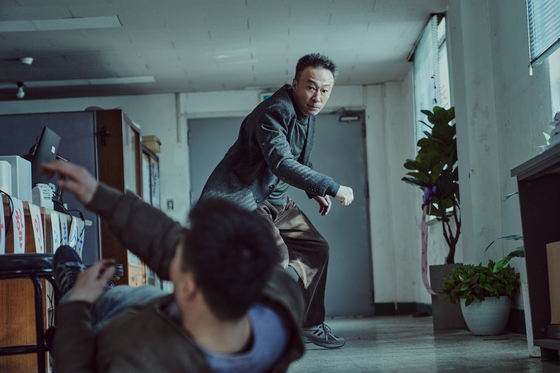 Lee Sung-min in a scene of the Disney+ original drama series “Shadow Detective” Season 2 [WALT DISNEY COMPANY KOREA]