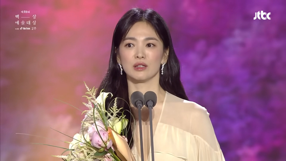 Actor Song Hye-kyo gives a speech after receiving the Best Actress award at the 59th Baeksang Arts Awards for her lead role in Netflix original series ″The Glory″ last April. [SCREEN CAPTURE]