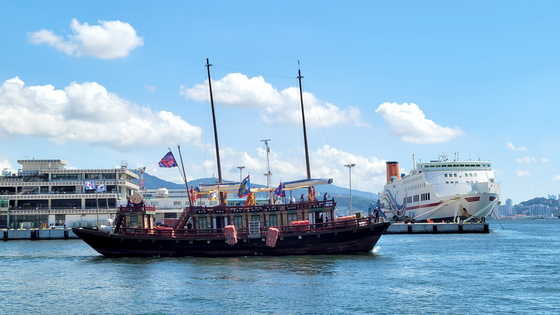 The Joseon Tongsinsa ship departs for Japan from a port in Busan on Tuesday. This is the first time in 212 years that the ship, which was reconstructed by the National Research Institute of Maritime Cultural Heritage, has made a voyage to Japan. The vessel docked at the Hitakatsu port in Tsushima, Nagasaki Prefecture, later Tuesday before continuing onward to nearby Izuhara port on Wednesday. The Joseon Tongsinsa was a diplomatic mission that was sent to Japan 12 times between 1607 and 1811. The Korean delegation exchanged communications and knowledge about medicine, Confucianism, music and the arts with the Tokugawa shogunate. [YONHAP]
