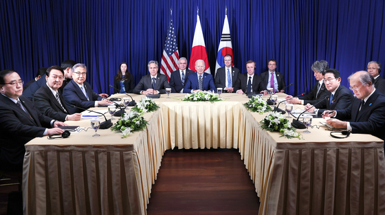 From left, the presidential and prime ministerial delegations of Korea, the United States and Japan meet on the sidelines of the Asean Summit in Phnom Penh, Cambodia, on Nov. 14, 2022. [NEWS1]