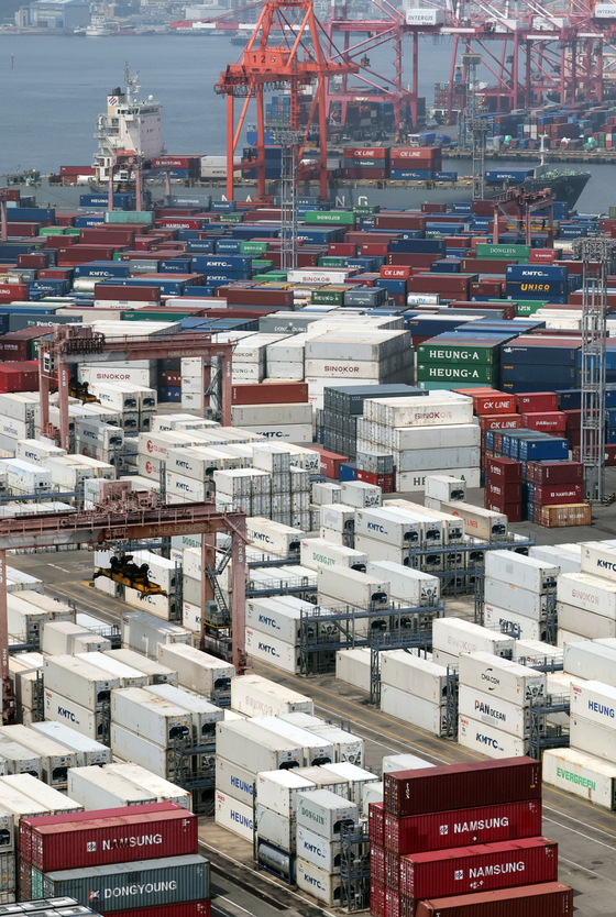 Containers stacked up at a port in Busan on July 2. Korea logged a trade surplus for the second month in a row in July on strong car exports. [JOONGANG PHOTO]
