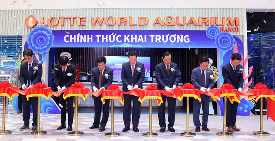 A Lotte World Aquarium opened at Lotte Mall West Lake Hanoi, Vietnam, on Tuesday. Lotte World CEO Choi Hong-hoon, center, and Vietnam National Authority of Tourism Chairman Nguyen Trung Khanh, third from right, participate in a ribbon-cutting ceremony at the shopping complex the same day. [LOTTE WORLD]
