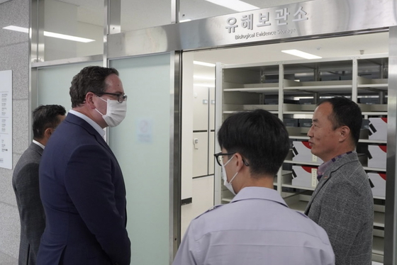 Minister Keogh, left, visits the Ministry of National Defense Agency for KIA Recovery and Identification last Friday. [EMBASSY OF AUSTRALIA IN KOREA]