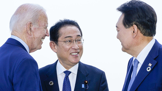 From right, Korean President Yoon Suk Yeol, Japanese Prime Minister Fumio Kishida and U.S. President Joe Biden meet on the sidelines of the Group of Seven summit meeting in Japan on May 21. [YONHAP]