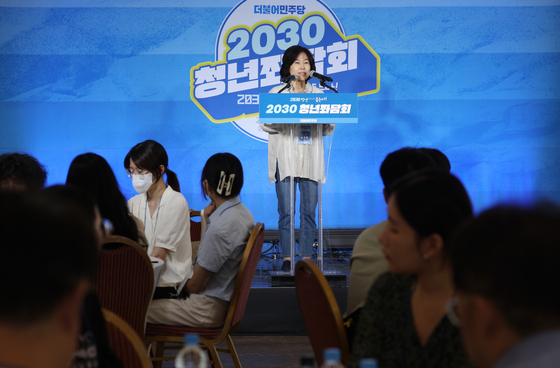 Kim Eun-kyung, the head of the Democratic Party's special innovation committee, makes a speech in meeting with young people in Seoul on Sunday. Her comment that was made at the roundtable had been accused as belittling older people. [YONHAP]