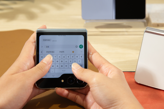 The Z Flip 5 allows user to type in messages through a cover display. [SAMSUNG ELECTRONICS]