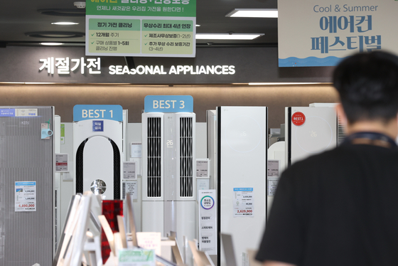 Air conditioners are displayed at a Lotte Himart branch in downtown Seoul Wednesday. Air conditioner sales between July 26 and 31, when an extreme heat wave gripped the country, soared 100 percent compared to the same period a year earlier at Himart. Sales of fans surged 35 percent on year. [YONHAP]
