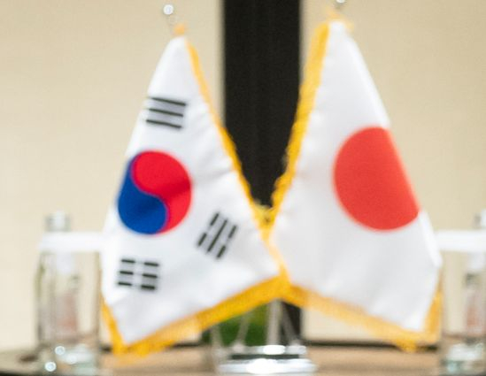 Flags of Korea, left, and Japan placed on the table as the two countries' defense ministry chiefs met in Singapore on June 4 [YONHAP] 