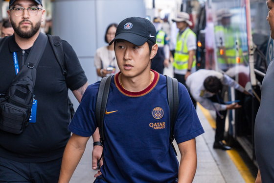 Lee Kang-in, center, arrives at Gimhae International Airport in Busan with his Paris Saint-Germain teammates on Wednesday ahead of a Coupang Play Series preseason friendly against K League club Jeonbuk Hyundai Motors on Thursday.  [COUPANG PLAY]