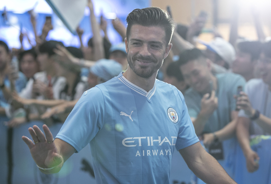 Manchester City midfielder Jack Grealish waves to fans at the Puma City pop-up event at Lotte World Mall in southern Seoul on Saturday.  [NEWS1]