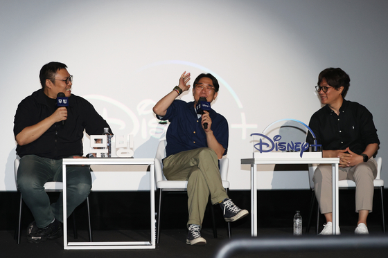 왼쪽부터 웹툰 작가 강불, 박인지 감독, 시각효과 슈퍼바이저 이승규가 영화 제작발표회에서 발언하고 있다. 