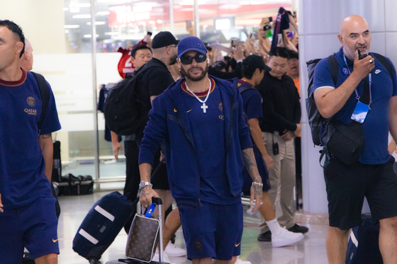 Neymar, center, arrives at Gimhae International Airport in Busan with his Paris Saint-Germain teammates on Wednesday ahead of a Coupang Play Series preseason friendly against K League club Jeonbuk Hyundai Motors on Thursday.  [COUPANG PLAY]