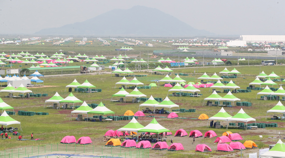 Tents are pitched on the Jamboree campgrounds. [YONHAP]