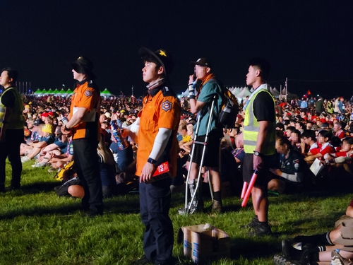 Emergency responders are present at the World Scout Jamboree opening ceremony at Saemangeum, North Jeolla, on Wednesday. [YONHAP]