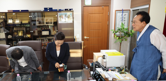DP Rep. Yangyi Won-young being scold by Kim Ho-il head of teh Korea Senior Citizens Association at the office in Yongsan on Wednesday. Yangyi is accused of making denigrating comments against senior citizens. [YONHAP]
