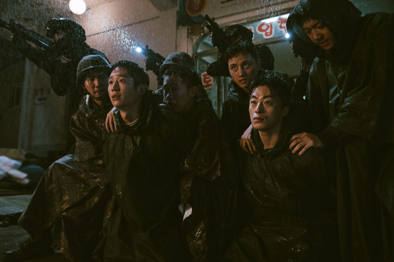 Jung Hae-in, left, and Koo Kyo-hwan, right, play an arresting squad duo in the hit Netflix series ″D.P.″ [NETFLIX]