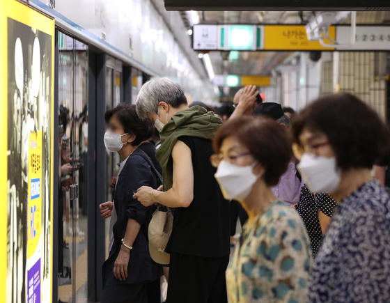 Commuters wear masks on a platform at Suyu Station in Gangbuk District, northern Seoul, on Wednesday. The Korea Disease Control and Prevention Agency announced the same day that the daily average number of Covid-19 cases during the previous week had surpassed 45,000. [NEWS1]