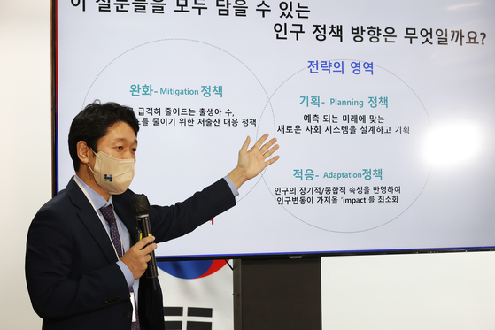 Cho Young-tae speaks at a press conference in May last year, briefing about population policy suggestions made by the population task force under President Yoon Suk-yeol's presidential transition committee. [KIM SANG-SEON]