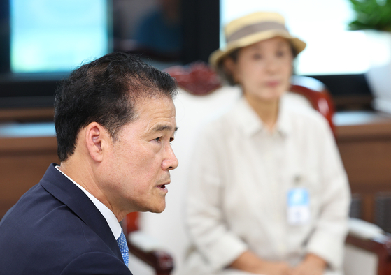 Unification Minister Kim Yung-ho speaks during a meeting with representatives and relatives of South Koreans who have been abducted and detained by North Korean agents. The South Korean government estimates approximately 516 South Koreans are being held against their will in the North. [YONHAP]