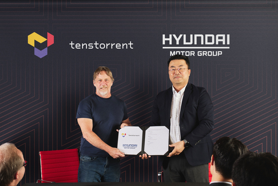 Jim Keller, left, Tenstorrent CEO, and Kim Heung-soo, head of Hyundai Motor Group’s Global Strategy Office, pose for a photo during an investment agreement signing ceremony in Santa Clara, California. [HYUNDAI MOTOR] 