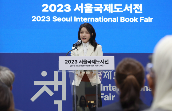 First lady Kim Keon-hee speaks during the opening ceremony of the Seoul International Book Fair at Coex in Gangnam District, southern Seoul, on June 14. [KOREA PRESS PHOTOGRAPHER'S ASSOCIATION]