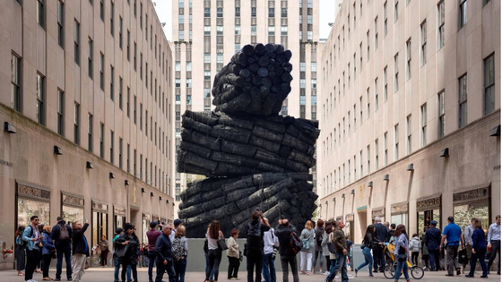Lee Bae’s “Issu du feu” stands 21 feet tall at the Channel Gardens, Rockefeller Center, New York City. [FITZ & Co]