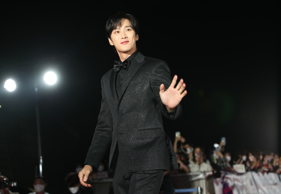 Actor Ahn Bo-hyun walks the red carpet at the 2022 APAN Star Awards held at Kintex in Goyang, Gyeonggi, on Sept. 29, 2022. [NEWS1]