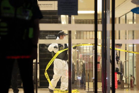 Forensics team investigates the scene of the crime where a man attacked people at a mall, AK Plaza, in Bundang, Gyeonggi, on Thursday. [YONHAP]