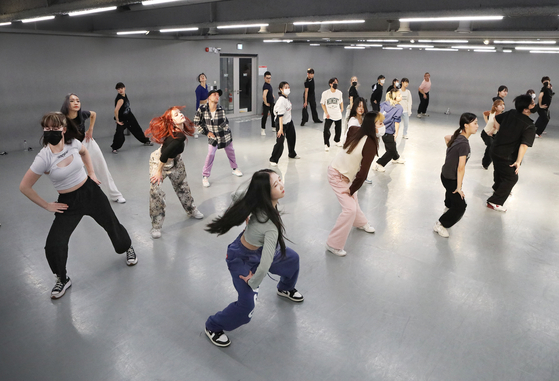 Students learn choreography at 1Million Dance Studio in Seongsu-dong, eastern Seoul. [PARK SANG-MOON]