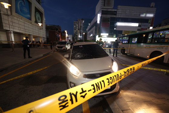 The vehicle that the assailant Choi drove in front of the AK Plaza in Bundang, Gyeonggi, on Thursday. [YONHAP]