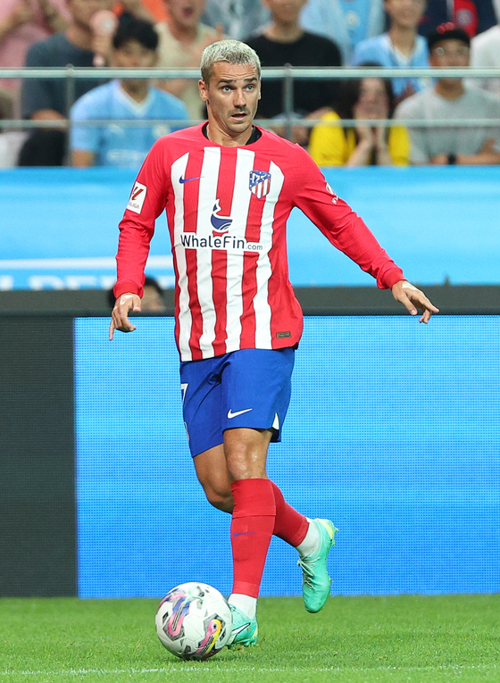 Atletico Madrid's Antoine Griezmann dribbles the ball during a game against Manchester City at Seoul World Cup Stadium on July 30.  [YONHAP]