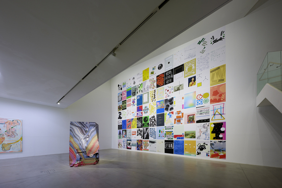 On the wall, ″Current Exhibition," and facing it is ″Monument to exhibitions in the past and upcoming," both by Ki Seul-ki [BUK-SEOUL MUSEUM OF ART]