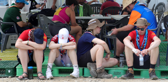 Scouts attending the 25th World Scout Jamboree take shelter in the shade on Friday, when the local mercury hit 34 degrees Celsius (93.2 degrees Fahrenheit). [NEWS1]