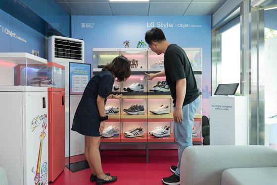 LG Electronics' experience center for its latest LG Styler ShoeCase and ShoeCare systems at tSevit Golden Blue Marina dock near Banpo Bridgelets lets visitors clean and dry their shoes after a fun day of water sports. The experience center is part of the Hangang River Festival, organized by the Seoul Metropolitan Government at eight parks near the Han River through Aug. 20. [LG ELECTRONICS]