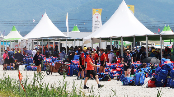 Les scouts britanniques font leurs valises en se préparant à quitter les terrains de camping du Jamboree Scout Mondial à Saemangeum dans le Jeolla du Nord samedi. [YONHAP]