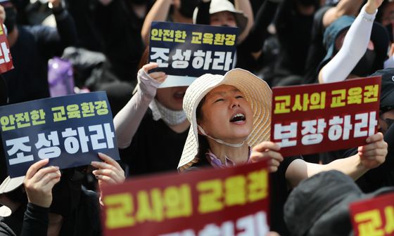 Teachers demand improvements in working conditions and protection of their classroom rights during a mass rally held in Jongno District, central Seoul, on July 29. [NEWS1]