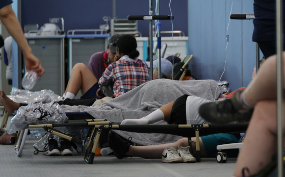 Certains des scouts reposent jeudi dans des lits de malades dans un hôpital temporaire installé sur le terrain de camping de Saemangeum, dans le comté de Buan, dans le Jeolla du Nord. [YONHAP]