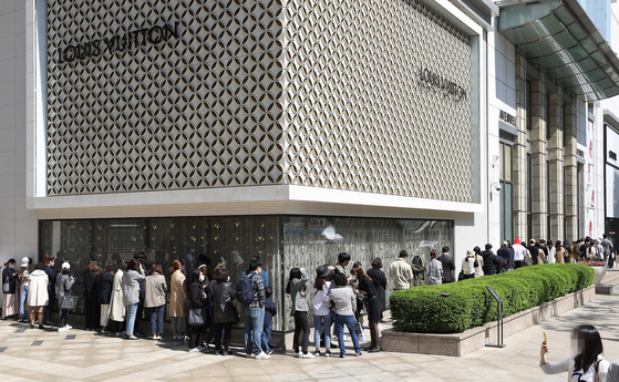 Amidst Chanel's price increase announcement, customers queue up in front of Lotte Department Store in Jung District, central Seoul, on May 13, 2020. [YONHAP]