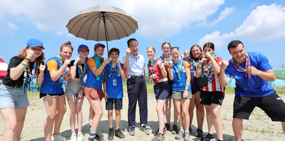 Le Premier ministre Han Duck-soo avec des scouts du Jamboree Scout Mondial à Saemangeum, Jeolla du Nord, samedi. Le gouvernement central est intervenu pour sauver l’événement de naufrage. [YONHAP]