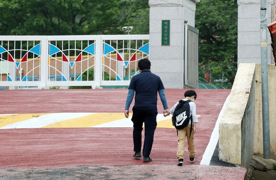 A student is going to a school in Incheon on June 1. [YONHAP]