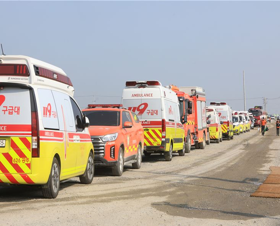 Des ambulances supplémentaires ont été déployées jeudi en cas d’urgence, car le nombre de personnes souffrant d’épuisement dû à la chaleur et de piqûres d’insectes a augmenté. [YONHAP]