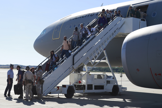 In this photo provided by the Spanish Defense Ministry, civilian residents living who were living in Niger disembark from a Spanish airforce plane at the Torreon air base on the outskirts of Madrid, Spain, on Friday. [AP/YONHAP]