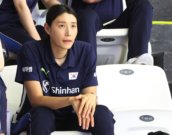 Kim Yeon-koung watches a Volleyball Nations League game between Korea and Bulgaria at West Suwon Chilbo Gymnasium in Suwon, Gyeonggi on June 27. [YONHAP] 