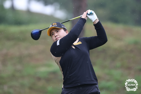 Park In-bee hits a shot during the BMW Ladies Championship at Asiad Country Club in Busan on Oct. 21, 2021. [KLPGA] 