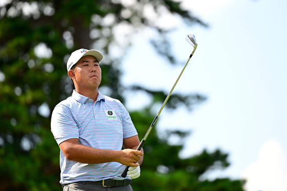 An Byeong-hun of Korea plays his shot from the 16th tee during the third round of the Wyndham Championship at Sedgefield Country Club in Greensboro, North Carolina on Saturday.  [AFP/YONHAP]