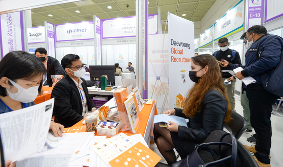 A participant sits in a mock interview at last year's Job Fair for International Students, hosted by the Korea Trade-Investment Promotion Agency. [NEWS1]