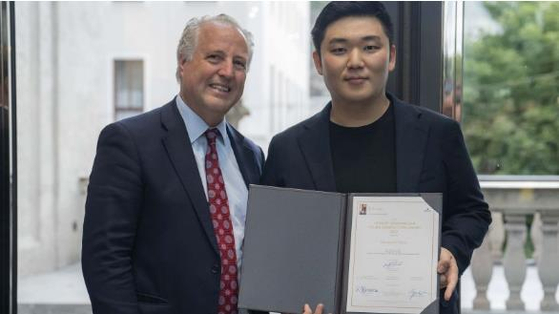 Conductor Yoon Han-kyeol, right, and Chairman Jury Manfred Honeck of Herbert von Karajan Young Conductors Award pose together after the competition at Salzburg, Austria, on Sunday [YONHAP]