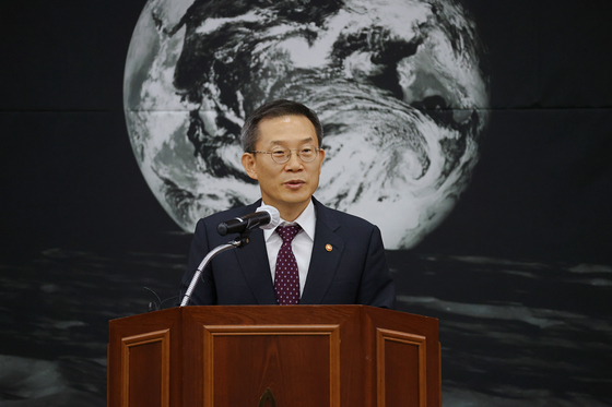 Lee Jong-ho, Minister of Science and ICT, speaks during a space exploration symposium commemorating the one-year anniversary of the launch of Danuri, Korea's first domestically-developed lunar orbiter, held at the Korea Aerospace Research Institute headquarters in Daejeon, Monday. Danuri was launched on Aug. 5, carried by a SpaceX Falcon 9 rocket from the Cape Canaveral Space Force Station in Florida. [MINISTRY OF SCIENCE AND ICT]