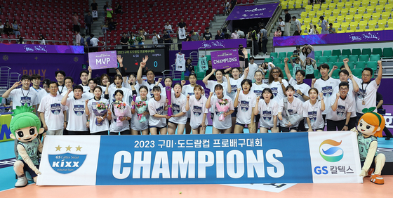 GS Caltex Seoul KIXX players pose for a photo after winning the 2023 Korea Volleyball Federation (KOVO) Cup at Park Chung-hee Gymnasium in Gumi, North Gyeongsang on Saturday. [YONHAP]