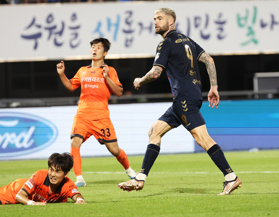 Suwon FC's Lars Veldwijk, right, reacts after scoring a goal during a K League game against Gangwon FC at Suwon Sports Complex in Suwon, Gyeonggi on June 25. [YONHAP] 